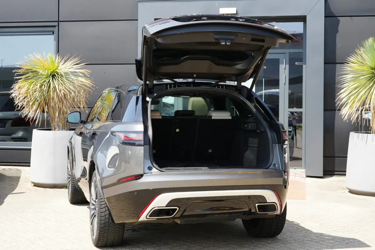 3.0 V6 AWD First Edition | 300PK | Pano | Meridian | 360° | Trekhaak | HUD | Land Rover Range Rover Velar First Edition 300 PK met 3.0 V6 diesel, panoramadak, Meridian Signature Sound Syste