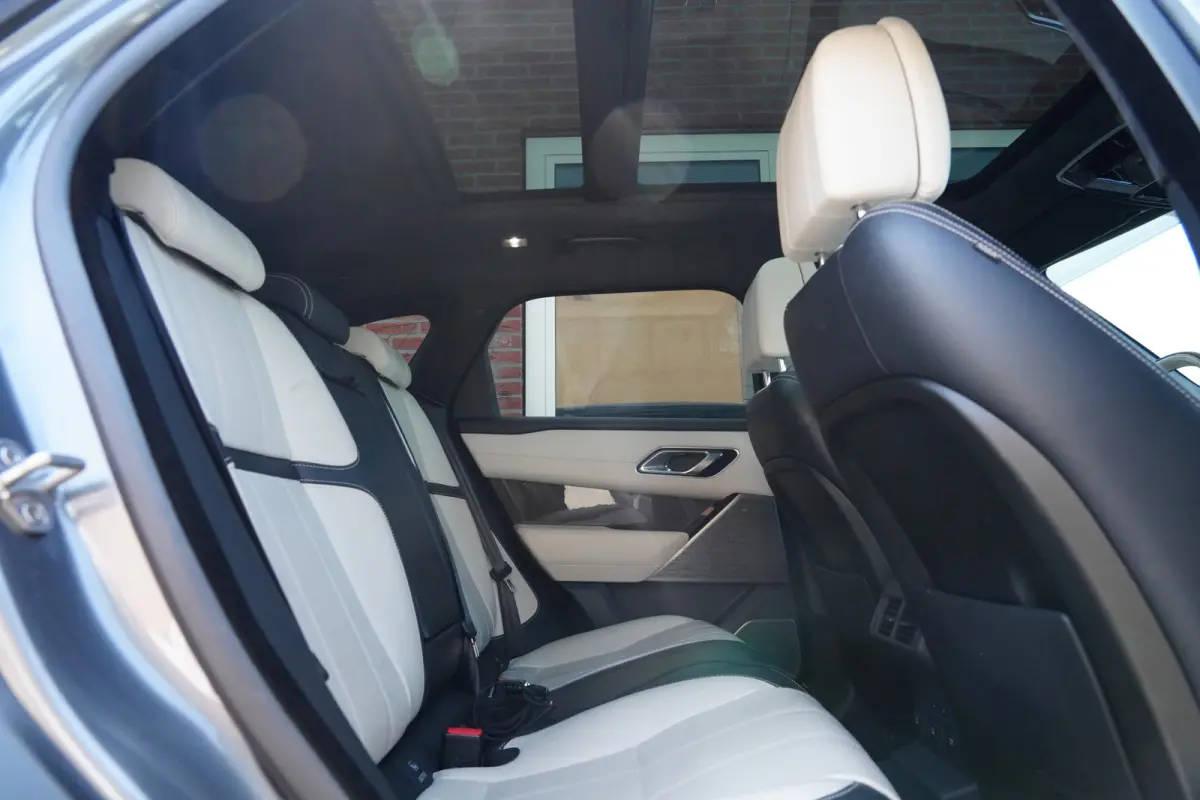 3.0 V6 AWD First Edition | 300PK | Pano | Meridian | 360° | Trekhaak | HUD | Land Rover Range Rover Velar First Edition 300 PK met 3.0 V6 diesel, panoramadak, Meridian Signature Sound Syste