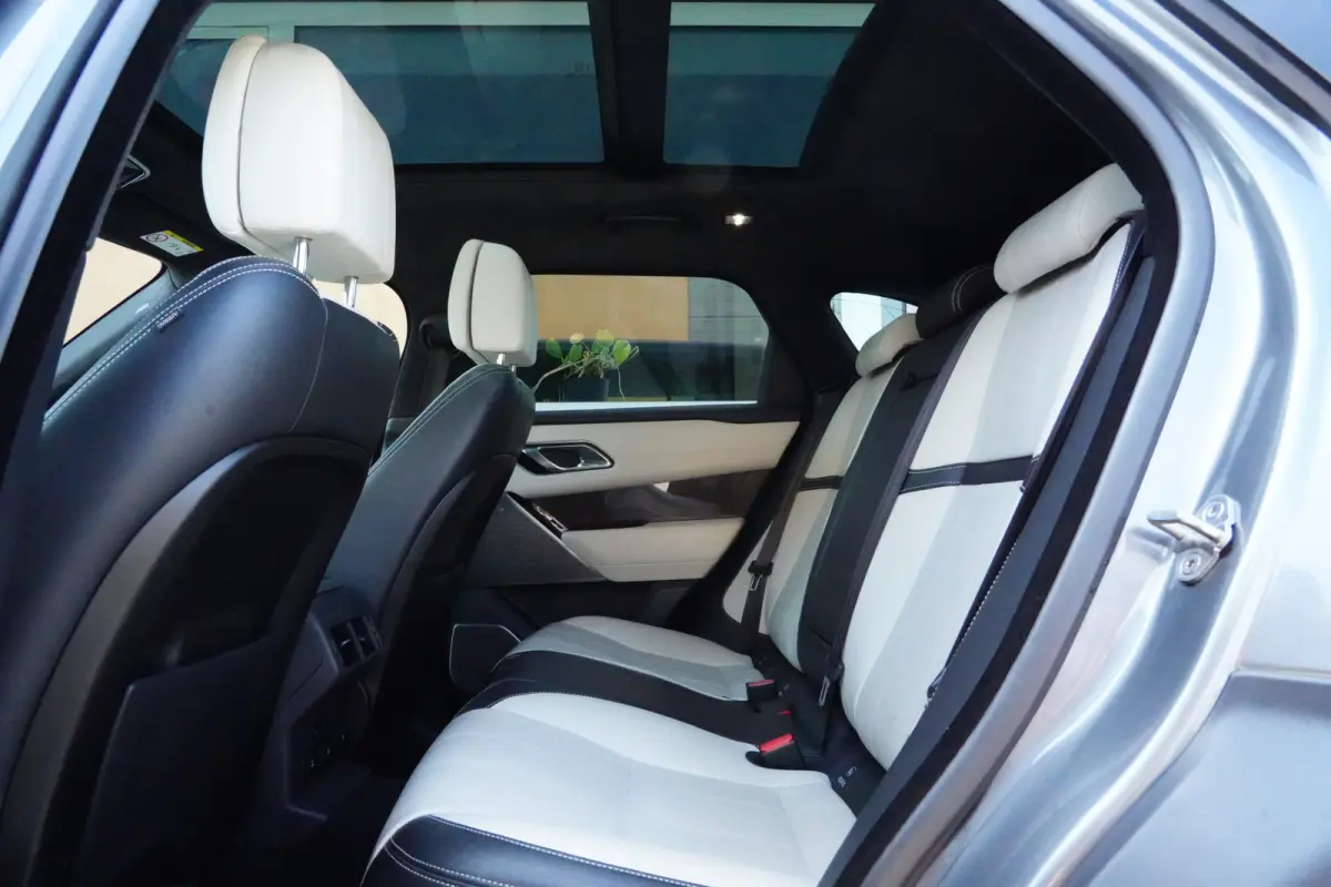 3.0 V6 AWD First Edition | 300PK | Pano | Meridian | 360° | Trekhaak | HUD | Land Rover Range Rover Velar First Edition 300 PK met 3.0 V6 diesel, panoramadak, Meridian Signature Sound Syste