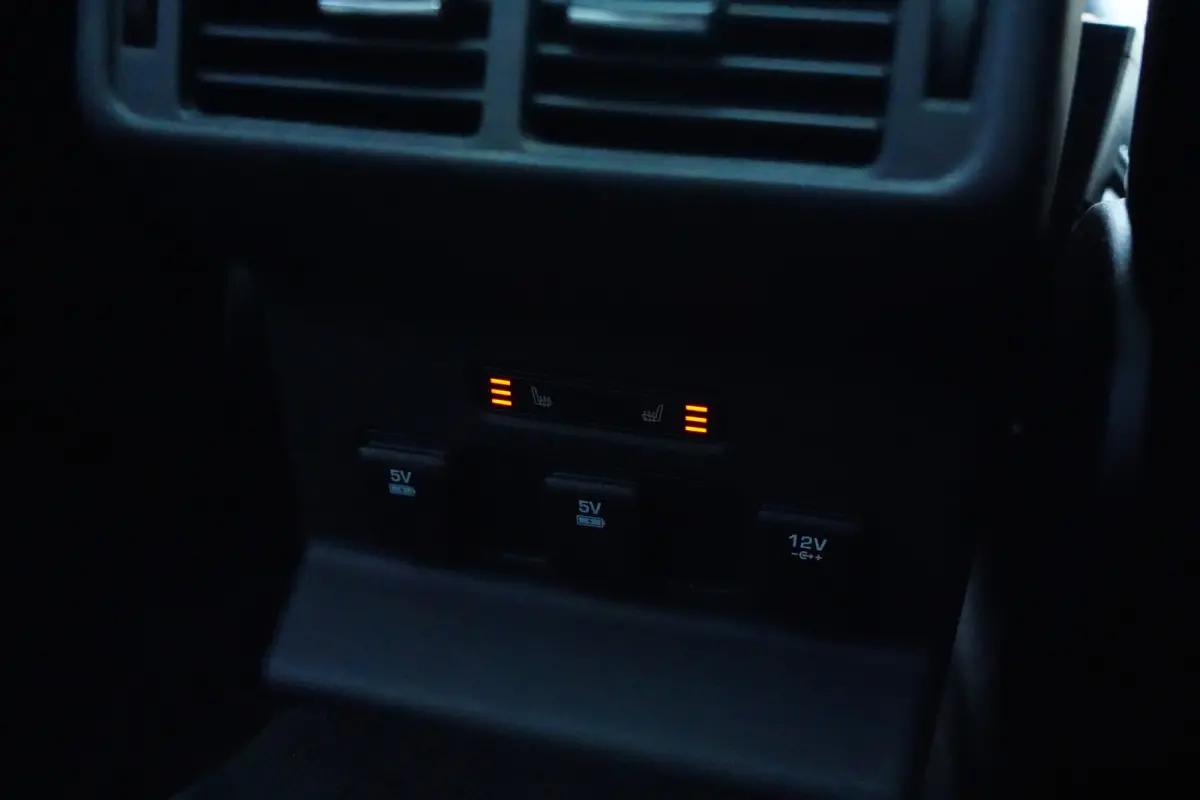 3.0 V6 AWD First Edition | 300PK | Pano | Meridian | 360° | Trekhaak | HUD | Land Rover Range Rover Velar First Edition 300 PK met 3.0 V6 diesel, panoramadak, Meridian Signature Sound Syste