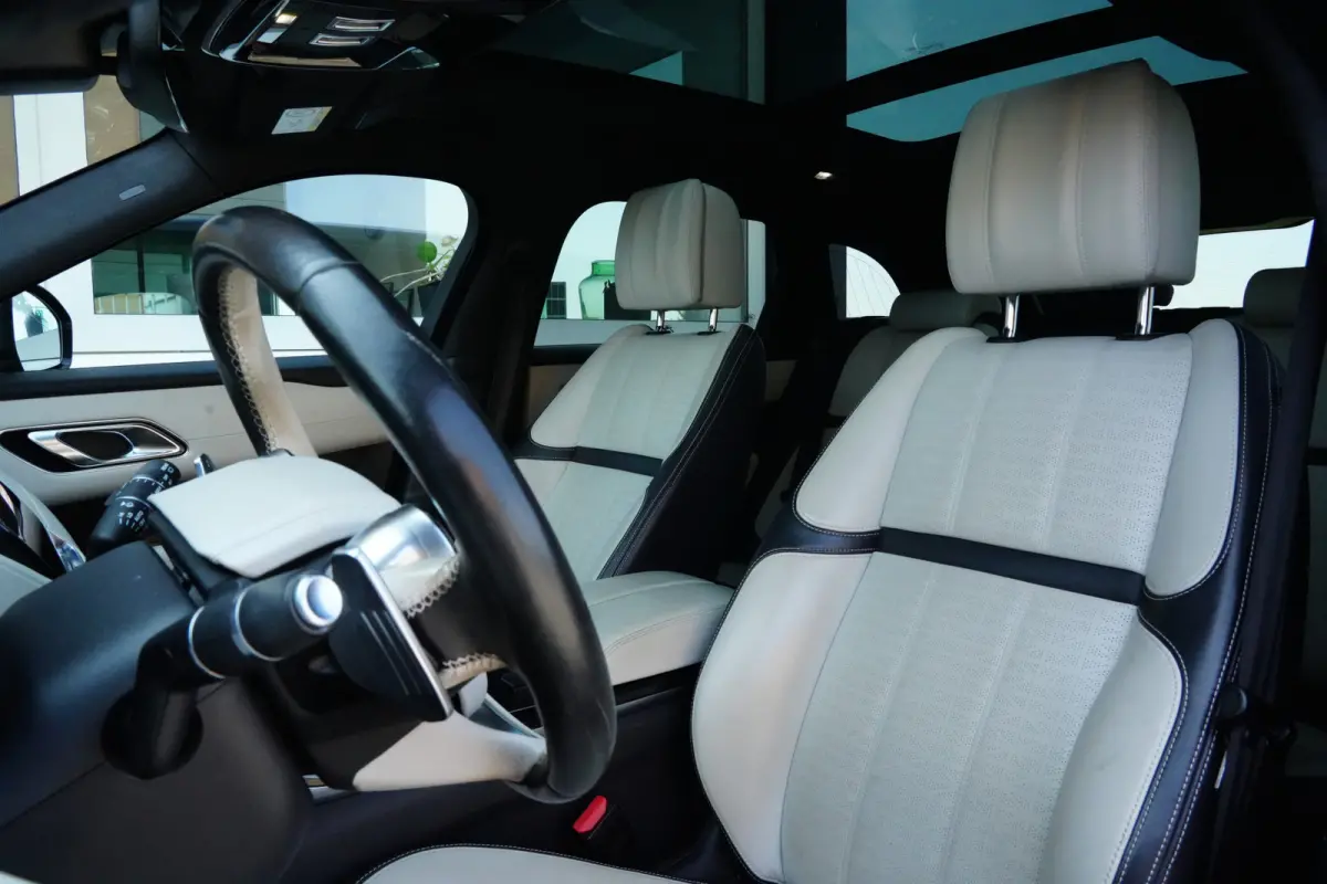 3.0 V6 AWD First Edition | 300PK | Pano | Meridian | 360° | Trekhaak | HUD | Land Rover Range Rover Velar First Edition 300 PK met 3.0 V6 diesel, panoramadak, Meridian Signature Sound Syste