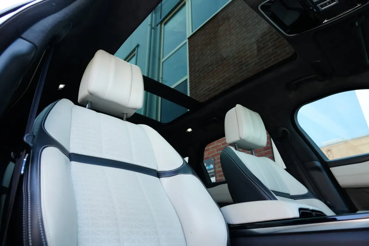 3.0 V6 AWD First Edition | 300PK | Pano | Meridian | 360° | Trekhaak | HUD | Land Rover Range Rover Velar First Edition 300 PK met 3.0 V6 diesel, panoramadak, Meridian Signature Sound Syste