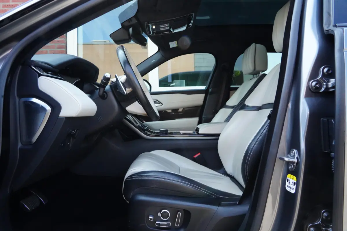 3.0 V6 AWD First Edition | 300PK | Pano | Meridian | 360° | Trekhaak | HUD | Land Rover Range Rover Velar First Edition 300 PK met 3.0 V6 diesel, panoramadak, Meridian Signature Sound Syste