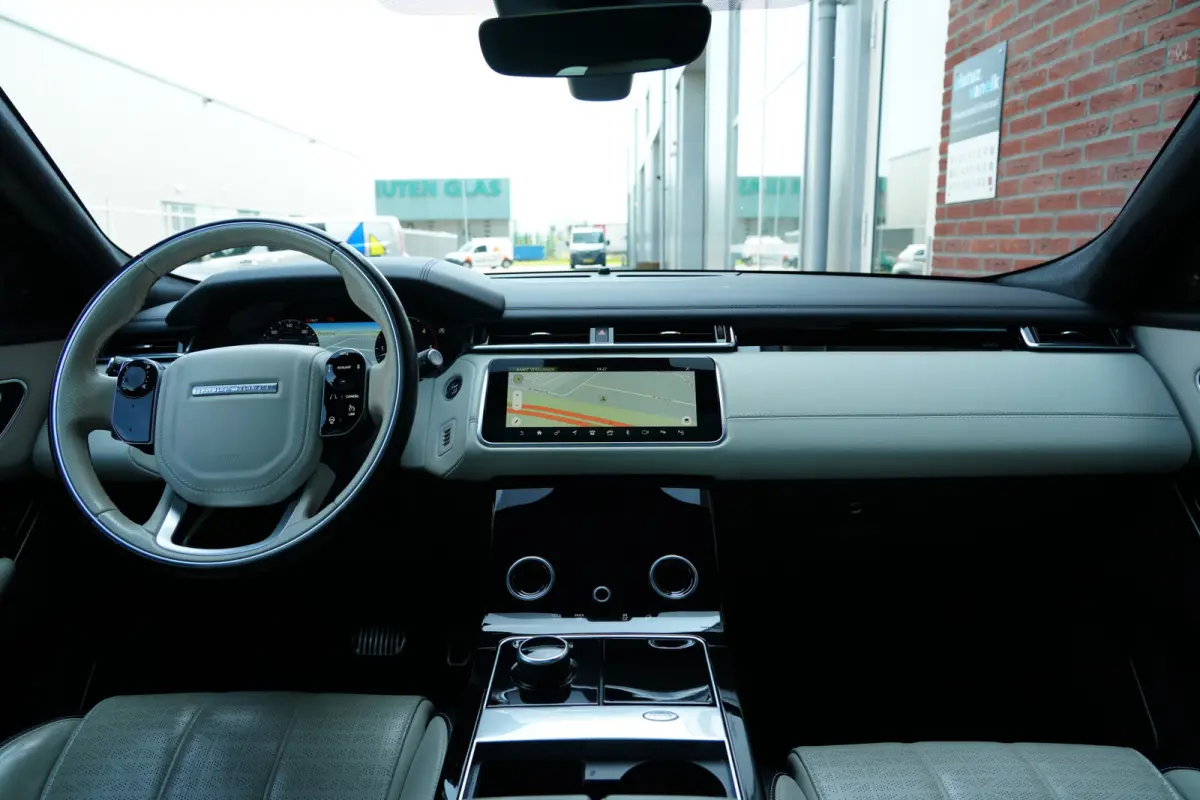 3.0 V6 AWD First Edition | 300PK | Pano | Meridian | 360° | Trekhaak | HUD | Land Rover Range Rover Velar First Edition 300 PK met 3.0 V6 diesel, panoramadak, Meridian Signature Sound Syste