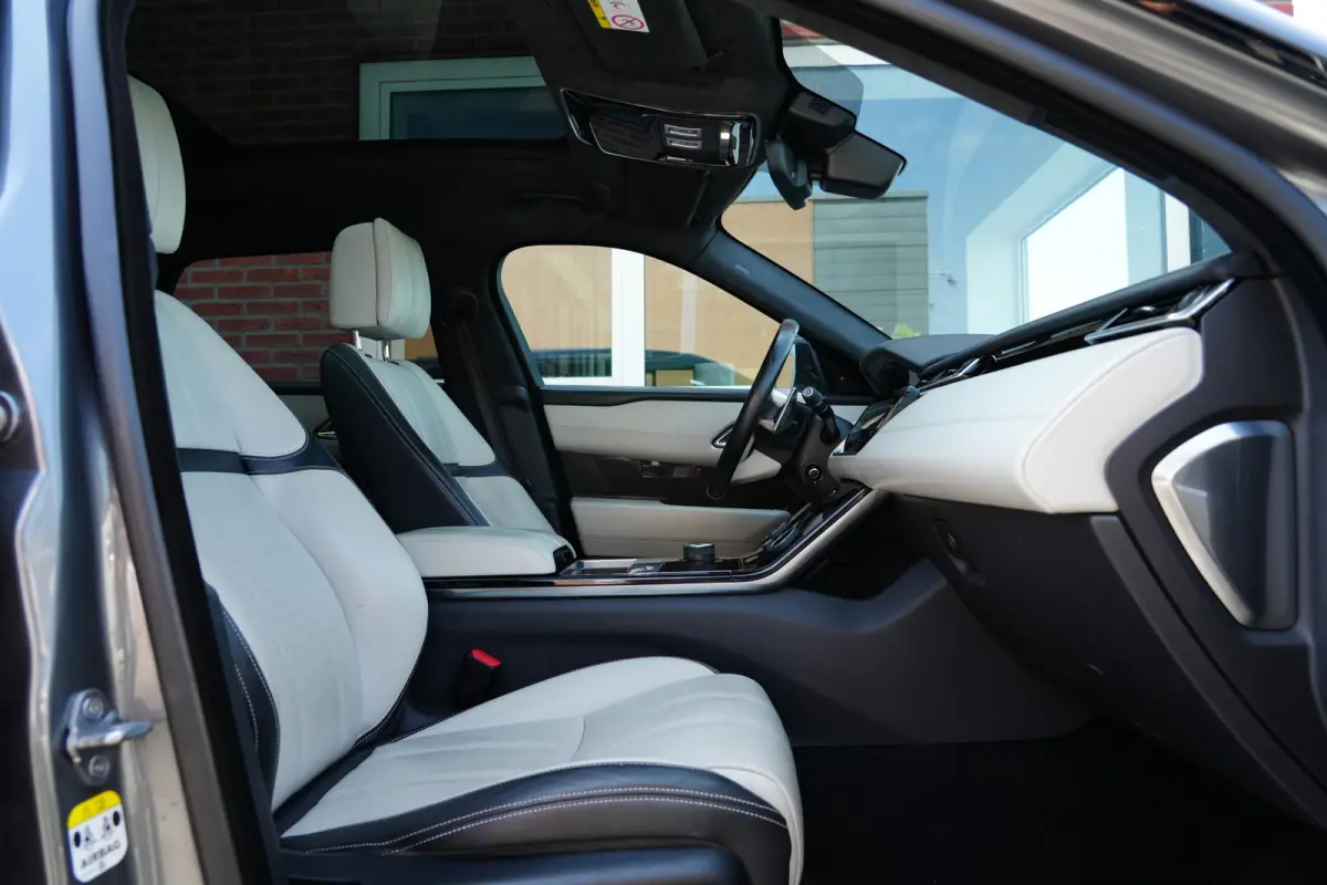 3.0 V6 AWD First Edition | 300PK | Pano | Meridian | 360° | Trekhaak | HUD | Land Rover Range Rover Velar First Edition 300 PK met 3.0 V6 diesel, panoramadak, Meridian Signature Sound Syste