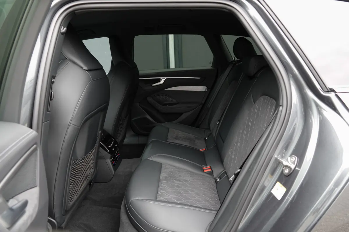 e-hybrid 299Pk | Quattro | Plug-in Hybrid | MMI Bijrijdersdisplay | 360° Camera | Tech Pro | OLED | AWD-Besturing | 21''