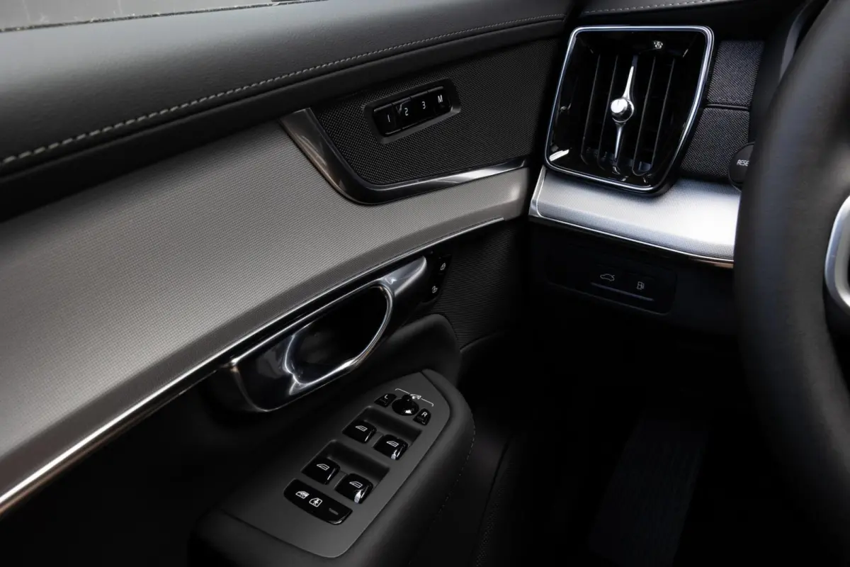 2.0 T8 Plug-in hybrid AWD Core MY 2027