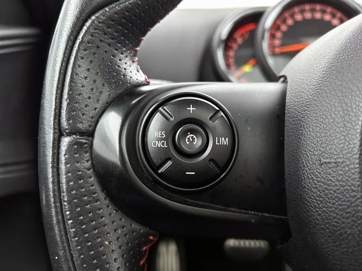 Mini 1.5 Cooper JCW-Pakket Chili Serious Business (Dealer OndH, Pano, Navi Pro, StoelV, Keyless, PDC V+A, Etc)