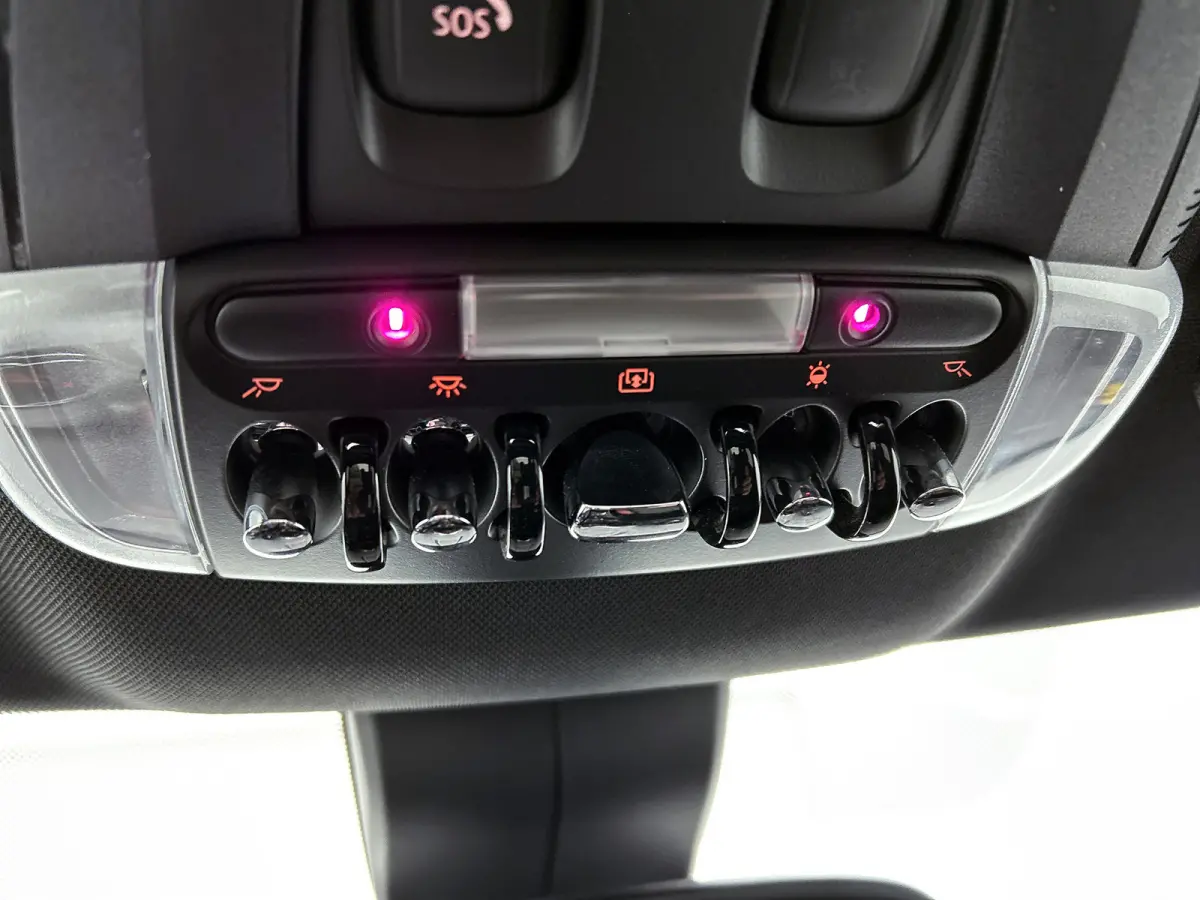 Mini 1.5 Cooper JCW-Pakket Chili Serious Business (Dealer OndH, Pano, Navi Pro, StoelV, Keyless, PDC V+A, Etc)