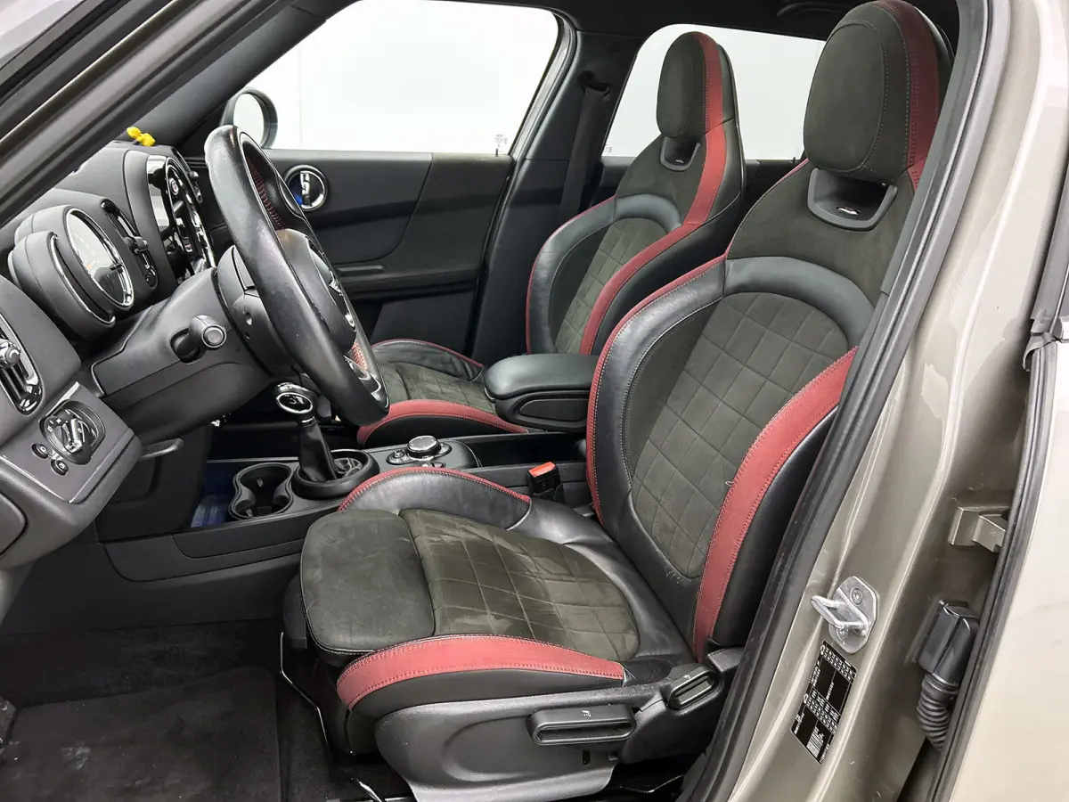Mini 1.5 Cooper JCW-Pakket Chili Serious Business (Dealer OndH, Pano, Navi Pro, StoelV, Keyless, PDC V+A, Etc)
