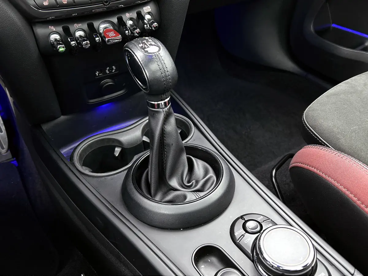 Mini 1.5 Cooper JCW-Pakket Chili Serious Business (Dealer OndH, Pano, Navi Pro, StoelV, Keyless, PDC V+A, Etc)