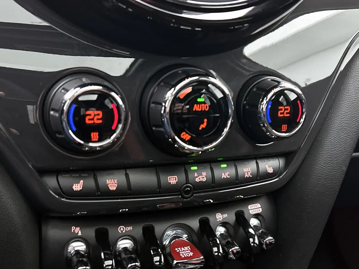 Mini 1.5 Cooper JCW-Pakket Chili Serious Business (Dealer OndH, Pano, Navi Pro, StoelV, Keyless, PDC V+A, Etc)