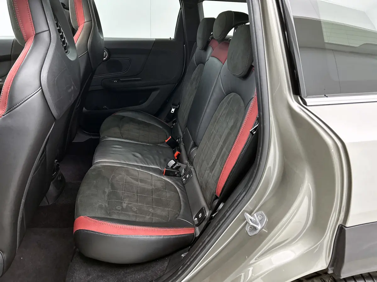 Mini 1.5 Cooper JCW-Pakket Chili Serious Business (Dealer OndH, Pano, Navi Pro, StoelV, Keyless, PDC V+A, Etc)
