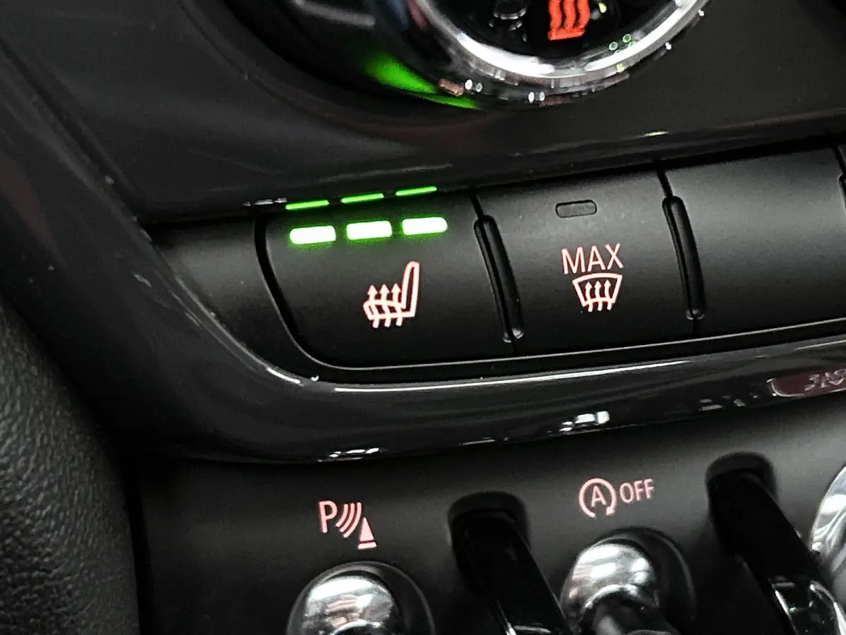 Mini 1.5 Cooper JCW-Pakket Chili Serious Business (Dealer OndH, Pano, Navi Pro, StoelV, Keyless, PDC V+A, Etc)