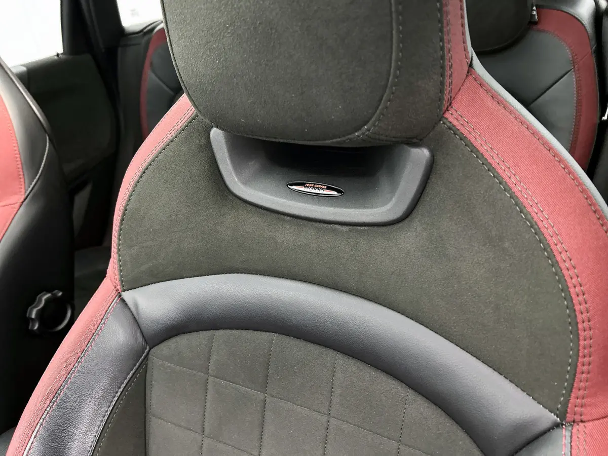 Mini 1.5 Cooper JCW-Pakket Chili Serious Business (Dealer OndH, Pano, Navi Pro, StoelV, Keyless, PDC V+A, Etc)