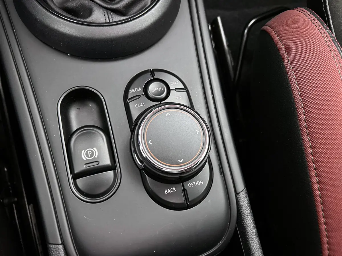 Mini 1.5 Cooper JCW-Pakket Chili Serious Business (Dealer OndH, Pano, Navi Pro, StoelV, Keyless, PDC V+A, Etc)