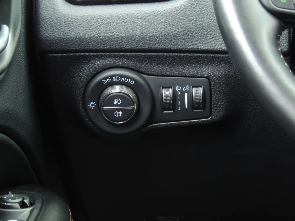 1.3T Limited Automaat 150PK | Clima | Xenon | Navi | Keyless | Licht/regen sensor | All-season banden