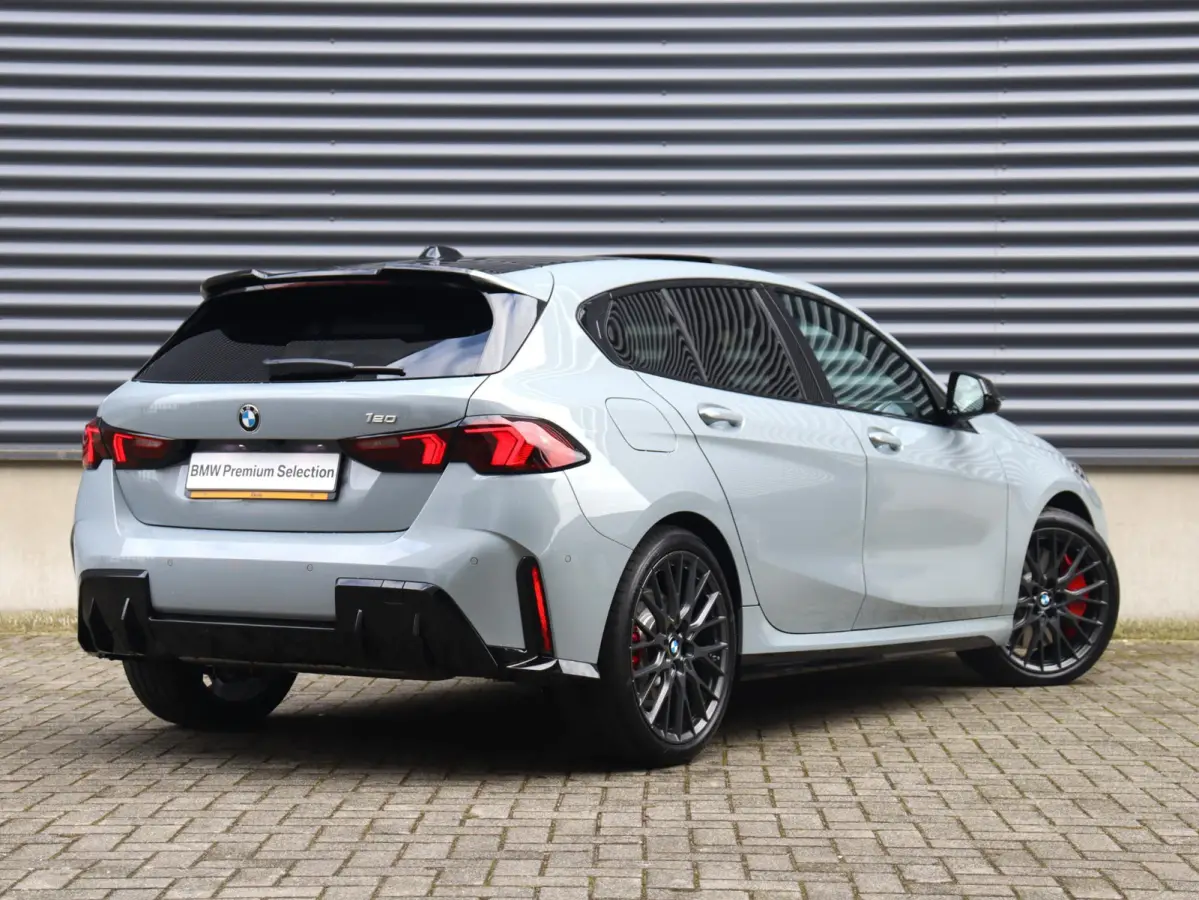 5-deurs 120 | M Sportpakket Pro | Panodak | Head-Up | Harman Kardon | Elektr. Stoelen | Driving Assistant Plus | Comfort Access | Parking Assistant Plus | M Stoelen | 19'' LMV