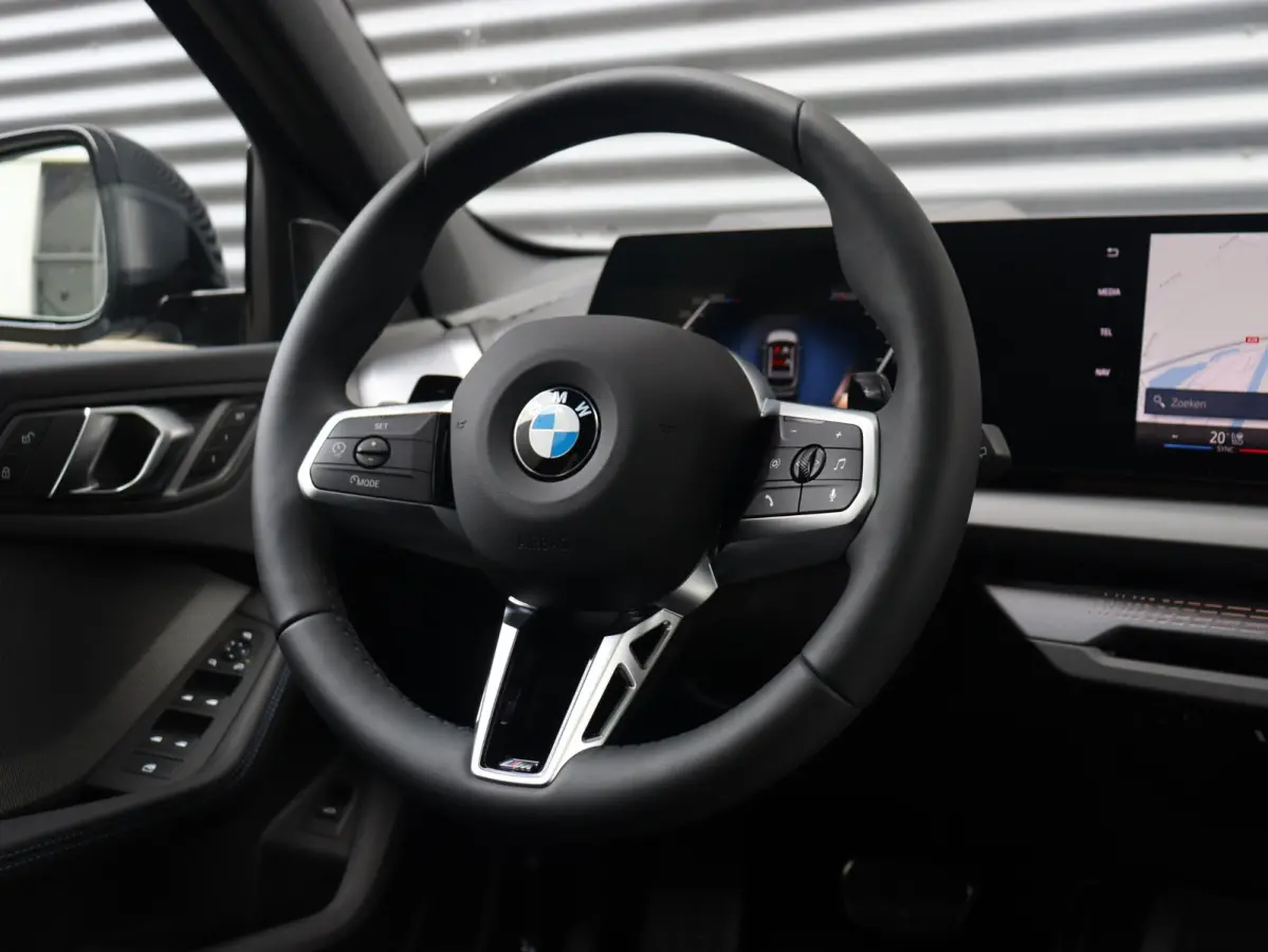 5-deurs 120 | M Sportpakket Pro | Panodak | Head-Up | Harman Kardon | Elektr. Stoelen | Driving Assistant Plus | Comfort Access | Parking Assistant Plus | M Stoelen | 19'' LMV