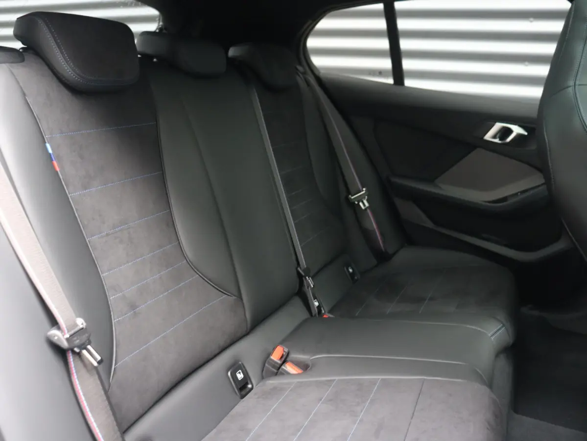 5-deurs 120 | M Sportpakket Pro | Panodak | Head-Up | Harman Kardon | Elektr. Stoelen | Driving Assistant Plus | Comfort Access | Parking Assistant Plus | M Stoelen | 19'' LMV