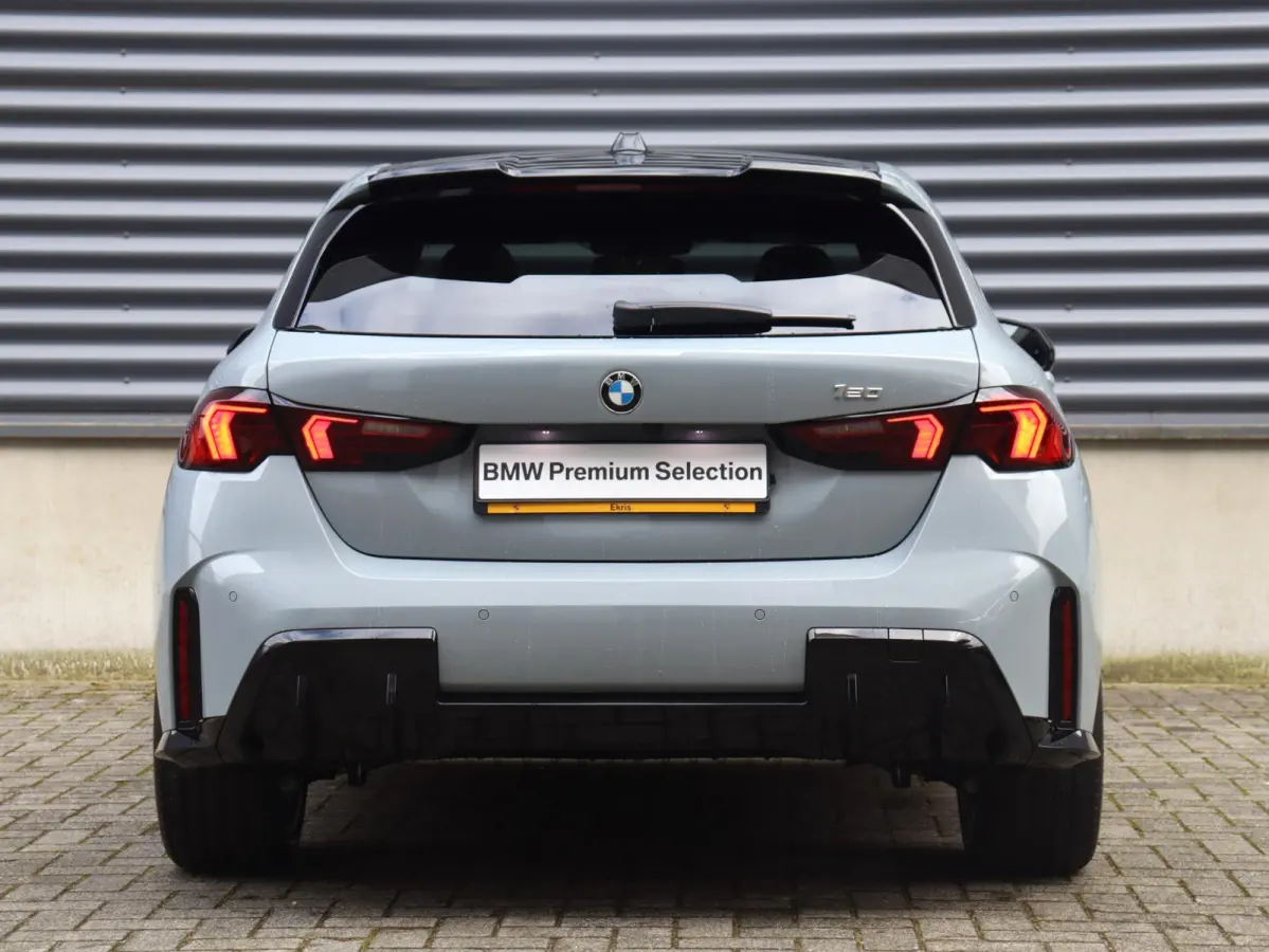 5-deurs 120 | M Sportpakket Pro | Panodak | Head-Up | Harman Kardon | Elektr. Stoelen | Driving Assistant Plus | Comfort Access | Parking Assistant Plus | M Stoelen | 19'' LMV