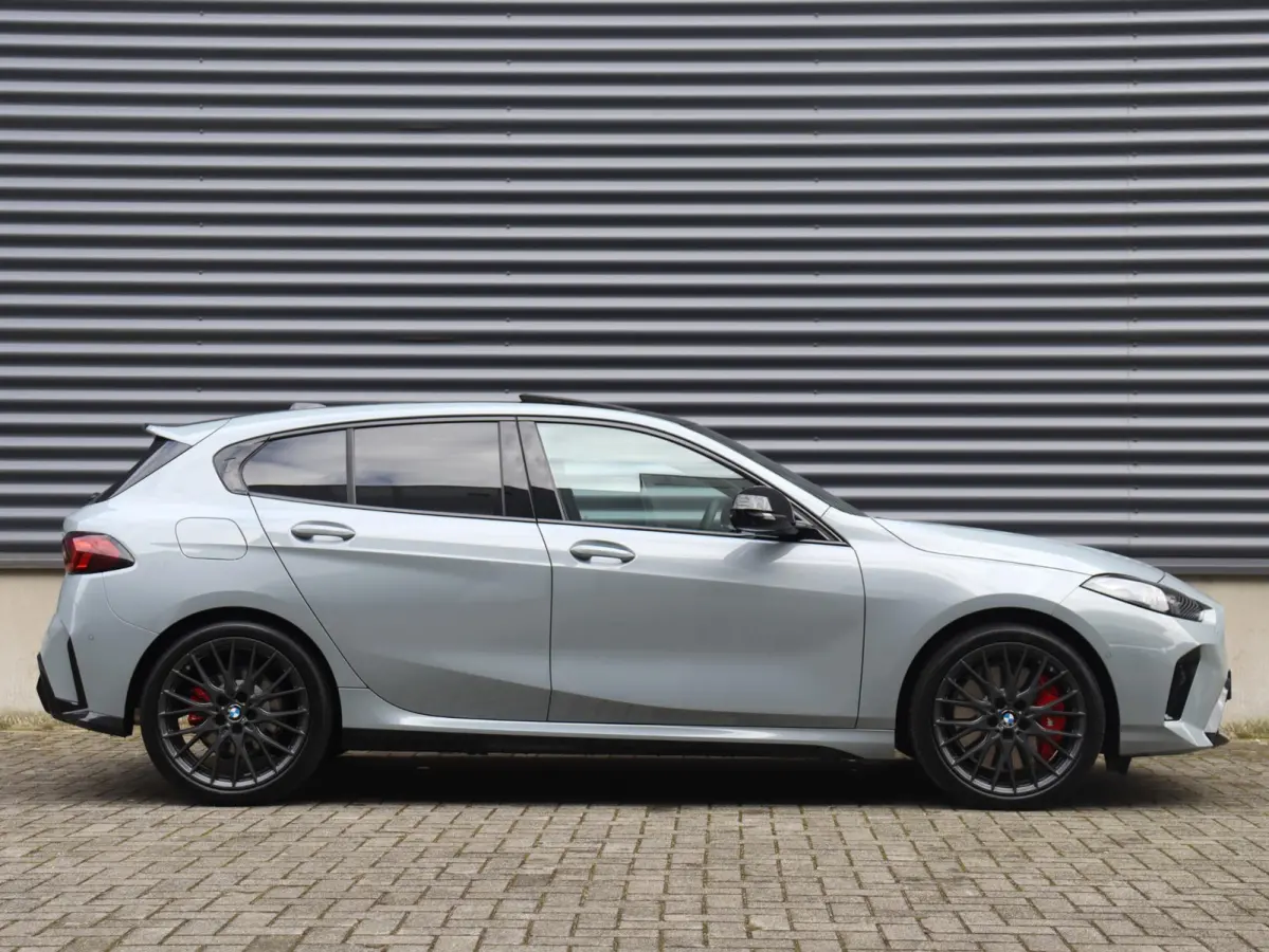 5-deurs 120 | M Sportpakket Pro | Panodak | Head-Up | Harman Kardon | Elektr. Stoelen | Driving Assistant Plus | Comfort Access | Parking Assistant Plus | M Stoelen | 19'' LMV