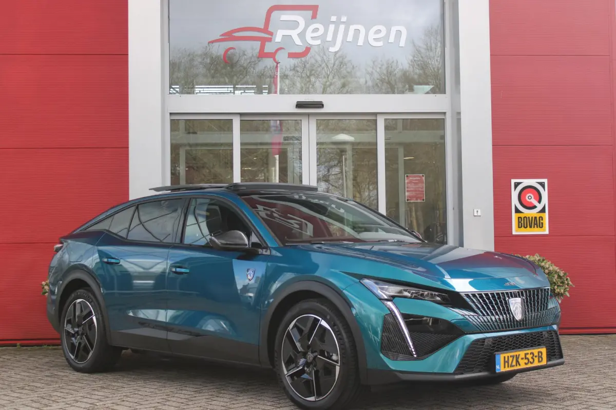 GT 58 kWh | PANORAMISCH SCHUIF/KANTEL DAK | ELEKTRISCH BEDIENBARE VOORSTOELEN | STOEL/STUUR VERWARMING | MASSAGE FUNCTIE OP DE VOORSTOELEN | FOCAL AUDIO SYSTEEM | ALCANTARA/LEDEREN BEKLEDING
