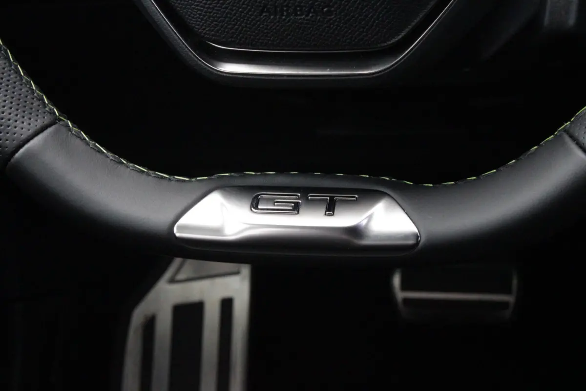 GT 58 kWh | PANORAMISCH SCHUIF/KANTEL DAK | ELEKTRISCH BEDIENBARE VOORSTOELEN | STOEL/STUUR VERWARMING | MASSAGE FUNCTIE OP DE VOORSTOELEN | FOCAL AUDIO SYSTEEM | ALCANTARA/LEDEREN BEKLEDING
