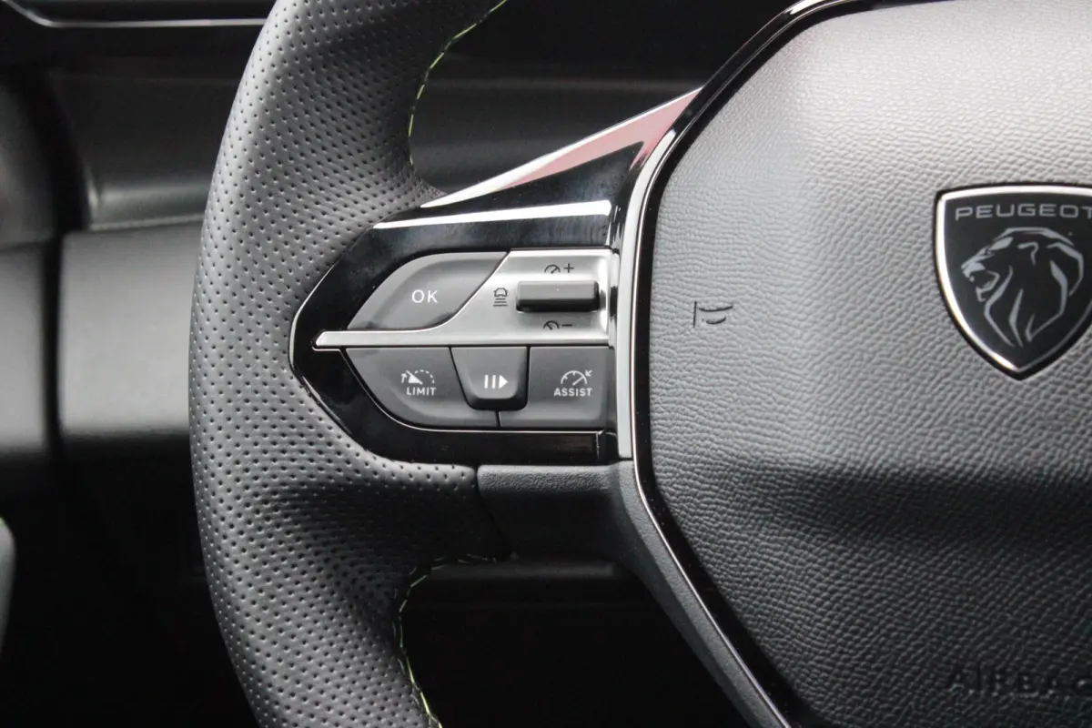 GT 58 kWh | PANORAMISCH SCHUIF/KANTEL DAK | ELEKTRISCH BEDIENBARE VOORSTOELEN | STOEL/STUUR VERWARMING | MASSAGE FUNCTIE OP DE VOORSTOELEN | FOCAL AUDIO SYSTEEM | ALCANTARA/LEDEREN BEKLEDING