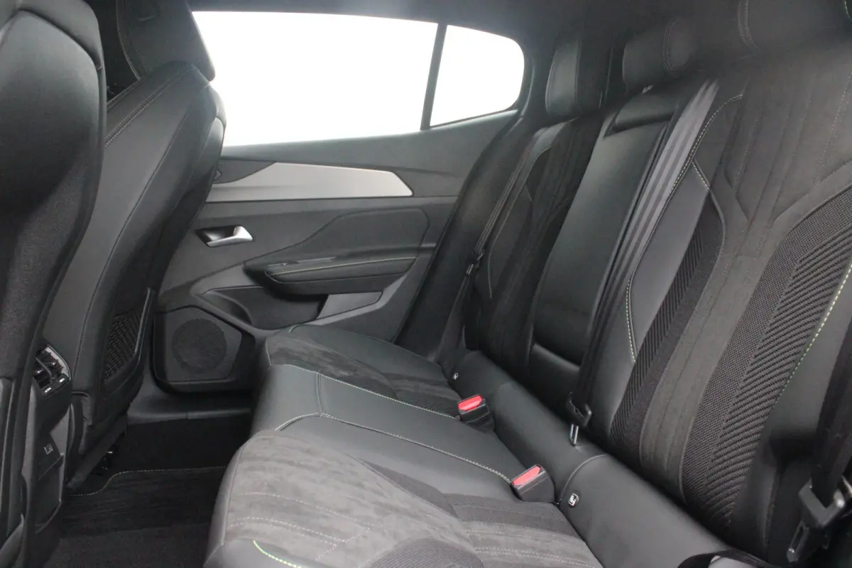 GT 58 kWh | PANORAMISCH SCHUIF/KANTEL DAK | ELEKTRISCH BEDIENBARE VOORSTOELEN | STOEL/STUUR VERWARMING | MASSAGE FUNCTIE OP DE VOORSTOELEN | FOCAL AUDIO SYSTEEM | ALCANTARA/LEDEREN BEKLEDING