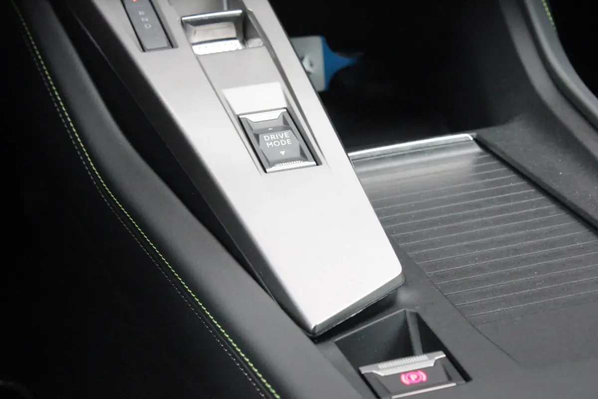 GT 58 kWh | PANORAMISCH SCHUIF/KANTEL DAK | ELEKTRISCH BEDIENBARE VOORSTOELEN | STOEL/STUUR VERWARMING | MASSAGE FUNCTIE OP DE VOORSTOELEN | FOCAL AUDIO SYSTEEM | ALCANTARA/LEDEREN BEKLEDING