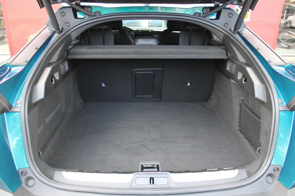 GT 58 kWh | PANORAMISCH SCHUIF/KANTEL DAK | ELEKTRISCH BEDIENBARE VOORSTOELEN | STOEL/STUUR VERWARMING | MASSAGE FUNCTIE OP DE VOORSTOELEN | FOCAL AUDIO SYSTEEM | ALCANTARA/LEDEREN BEKLEDING