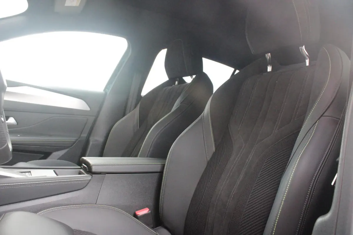 GT 58 kWh | PANORAMISCH SCHUIF/KANTEL DAK | ELEKTRISCH BEDIENBARE VOORSTOELEN | STOEL/STUUR VERWARMING | MASSAGE FUNCTIE OP DE VOORSTOELEN | FOCAL AUDIO SYSTEEM | ALCANTARA/LEDEREN BEKLEDING