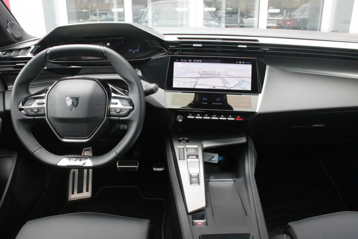 GT 58 kWh | PANORAMISCH SCHUIF/KANTEL DAK | ELEKTRISCH BEDIENBARE VOORSTOELEN | STOEL/STUUR VERWARMING | MASSAGE FUNCTIE OP DE VOORSTOELEN | FOCAL AUDIO SYSTEEM | ALCANTARA/LEDEREN BEKLEDING