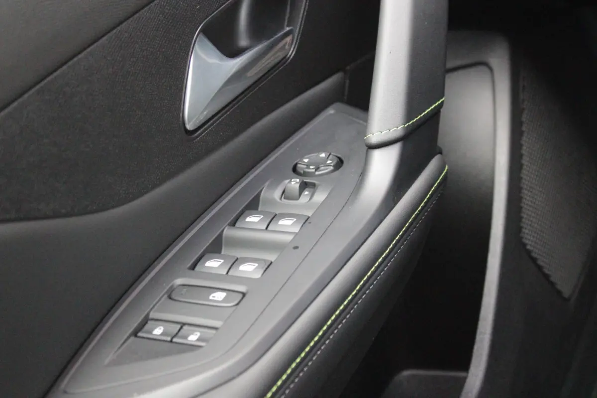 GT 58 kWh | PANORAMISCH SCHUIF/KANTEL DAK | ELEKTRISCH BEDIENBARE VOORSTOELEN | STOEL/STUUR VERWARMING | MASSAGE FUNCTIE OP DE VOORSTOELEN | FOCAL AUDIO SYSTEEM | ALCANTARA/LEDEREN BEKLEDING