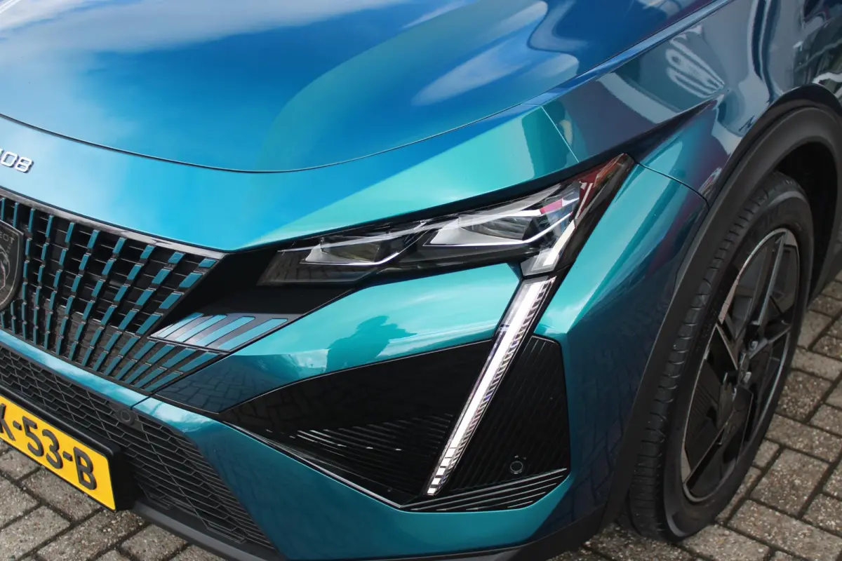 GT 58 kWh | PANORAMISCH SCHUIF/KANTEL DAK | ELEKTRISCH BEDIENBARE VOORSTOELEN | STOEL/STUUR VERWARMING | MASSAGE FUNCTIE OP DE VOORSTOELEN | FOCAL AUDIO SYSTEEM | ALCANTARA/LEDEREN BEKLEDING