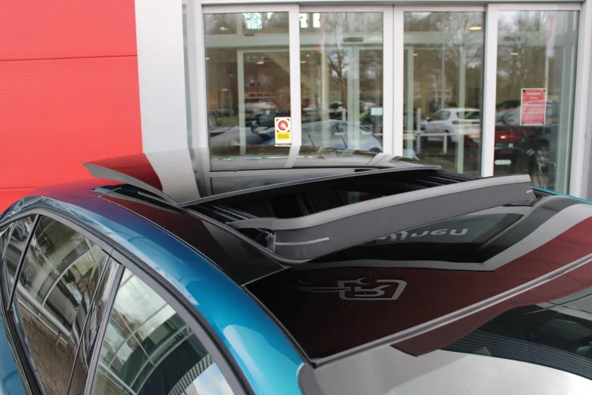 GT 58 kWh | PANORAMISCH SCHUIF/KANTEL DAK | ELEKTRISCH BEDIENBARE VOORSTOELEN | STOEL/STUUR VERWARMING | MASSAGE FUNCTIE OP DE VOORSTOELEN | FOCAL AUDIO SYSTEEM | ALCANTARA/LEDEREN BEKLEDING