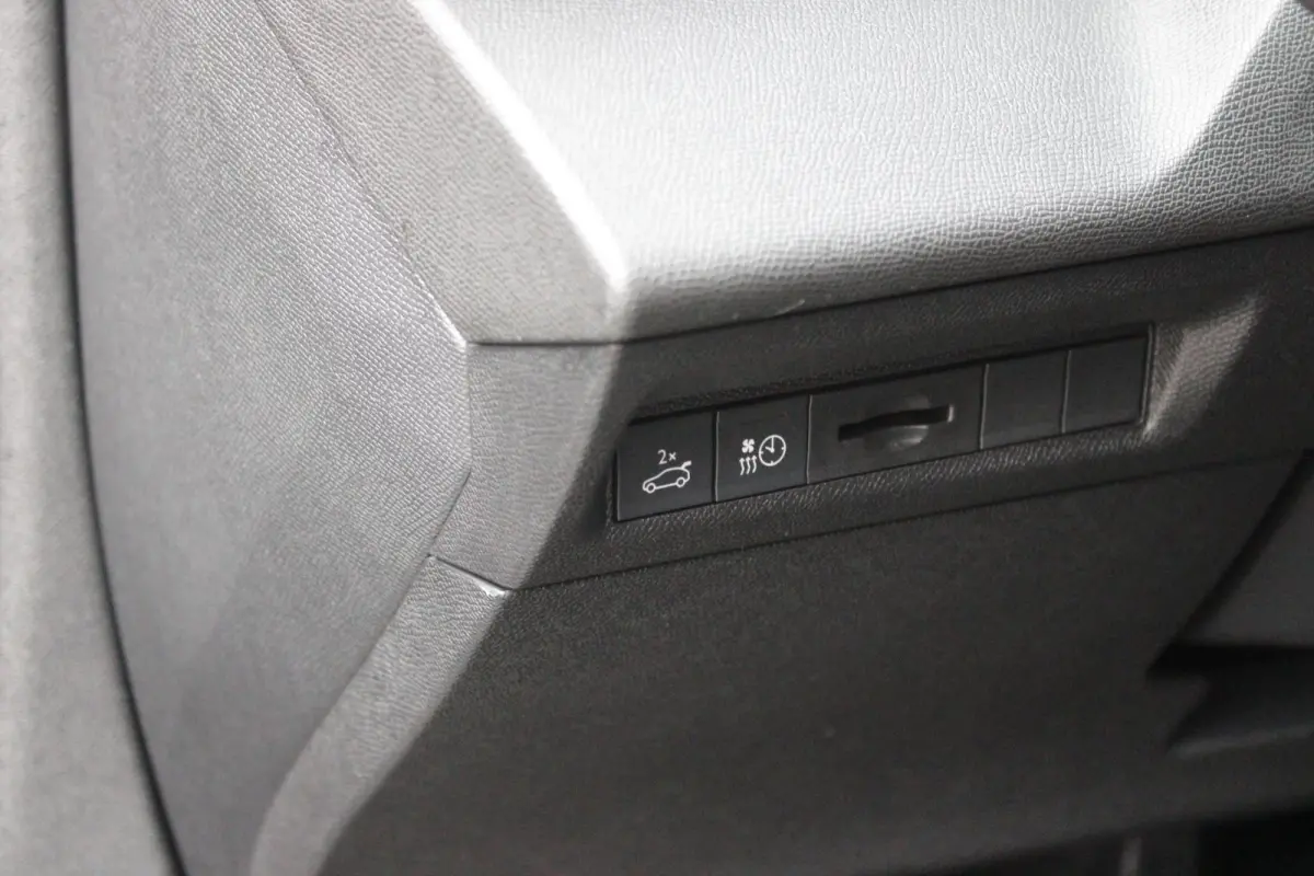 GT 58 kWh | PANORAMISCH SCHUIF/KANTEL DAK | ELEKTRISCH BEDIENBARE VOORSTOELEN | STOEL/STUUR VERWARMING | MASSAGE FUNCTIE OP DE VOORSTOELEN | FOCAL AUDIO SYSTEEM | ALCANTARA/LEDEREN BEKLEDING
