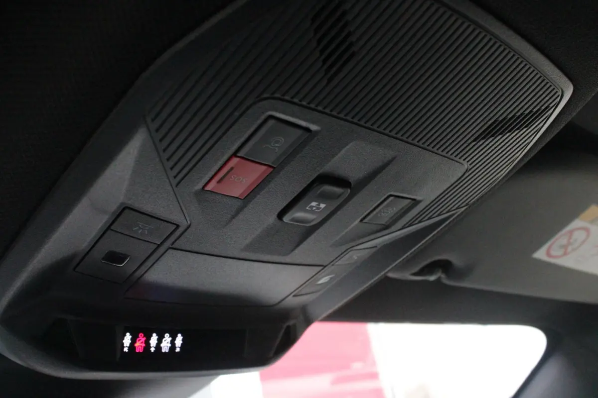 GT 58 kWh | PANORAMISCH SCHUIF/KANTEL DAK | ELEKTRISCH BEDIENBARE VOORSTOELEN | STOEL/STUUR VERWARMING | MASSAGE FUNCTIE OP DE VOORSTOELEN | FOCAL AUDIO SYSTEEM | ALCANTARA/LEDEREN BEKLEDING