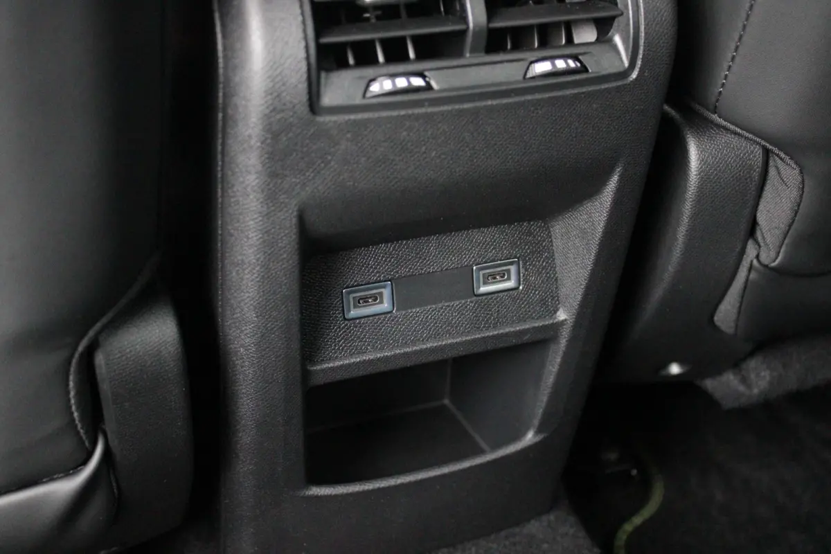GT 58 kWh | PANORAMISCH SCHUIF/KANTEL DAK | ELEKTRISCH BEDIENBARE VOORSTOELEN | STOEL/STUUR VERWARMING | MASSAGE FUNCTIE OP DE VOORSTOELEN | FOCAL AUDIO SYSTEEM | ALCANTARA/LEDEREN BEKLEDING