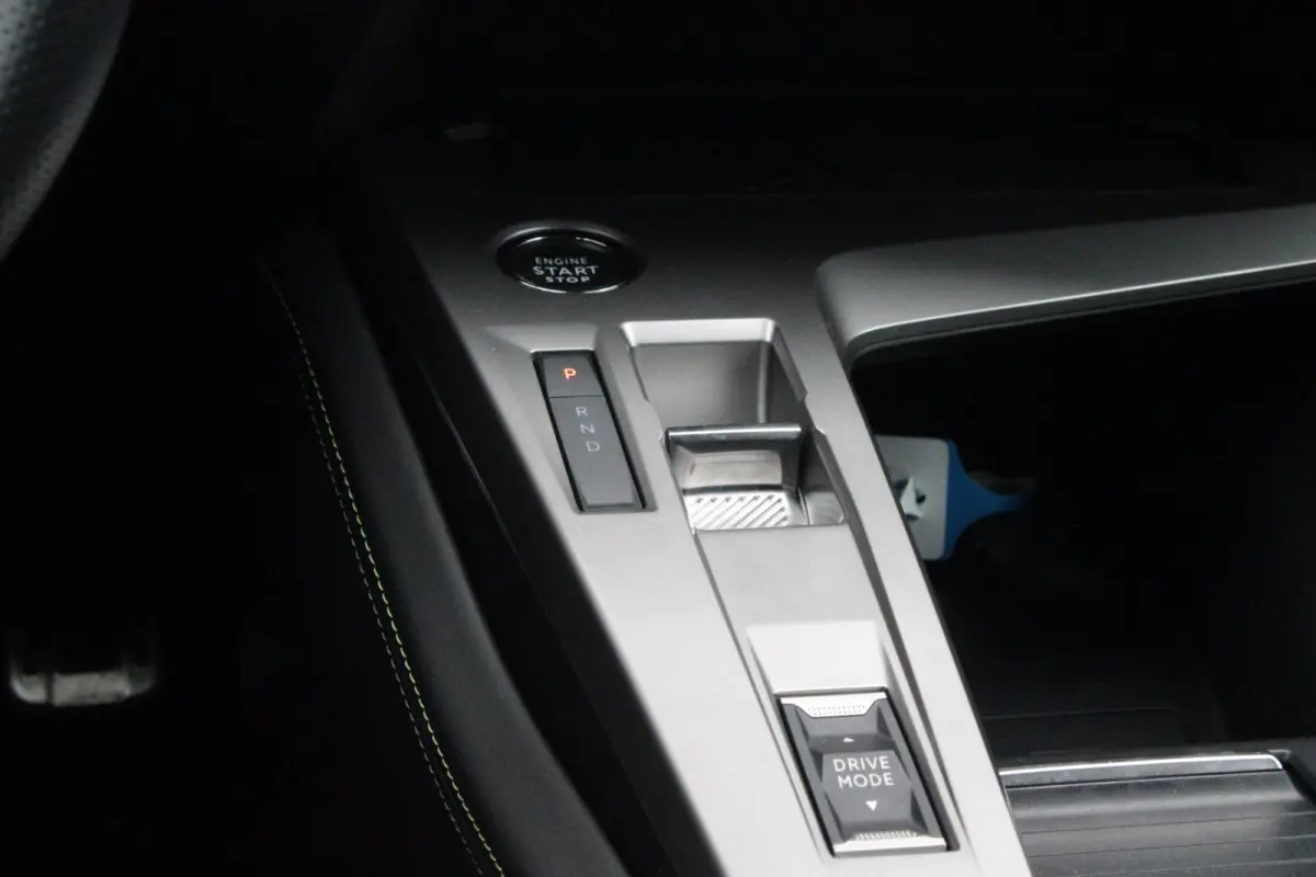 GT 58 kWh | PANORAMISCH SCHUIF/KANTEL DAK | ELEKTRISCH BEDIENBARE VOORSTOELEN | STOEL/STUUR VERWARMING | MASSAGE FUNCTIE OP DE VOORSTOELEN | FOCAL AUDIO SYSTEEM | ALCANTARA/LEDEREN BEKLEDING