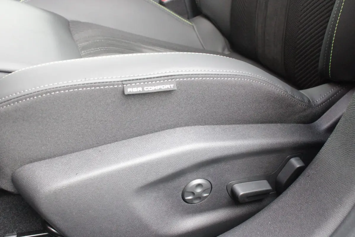 GT 58 kWh | PANORAMISCH SCHUIF/KANTEL DAK | ELEKTRISCH BEDIENBARE VOORSTOELEN | STOEL/STUUR VERWARMING | MASSAGE FUNCTIE OP DE VOORSTOELEN | FOCAL AUDIO SYSTEEM | ALCANTARA/LEDEREN BEKLEDING