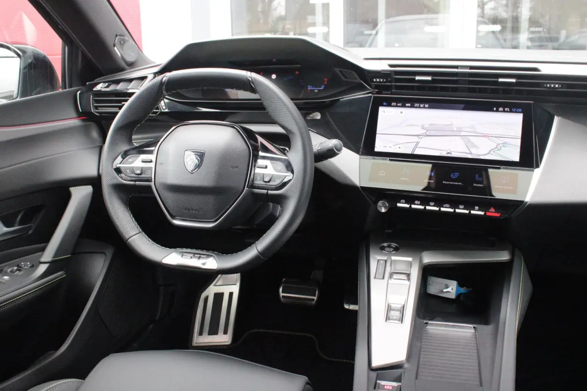 GT 58 kWh | PANORAMISCH SCHUIF/KANTEL DAK | ELEKTRISCH BEDIENBARE VOORSTOELEN | STOEL/STUUR VERWARMING | MASSAGE FUNCTIE OP DE VOORSTOELEN | FOCAL AUDIO SYSTEEM | ALCANTARA/LEDEREN BEKLEDING