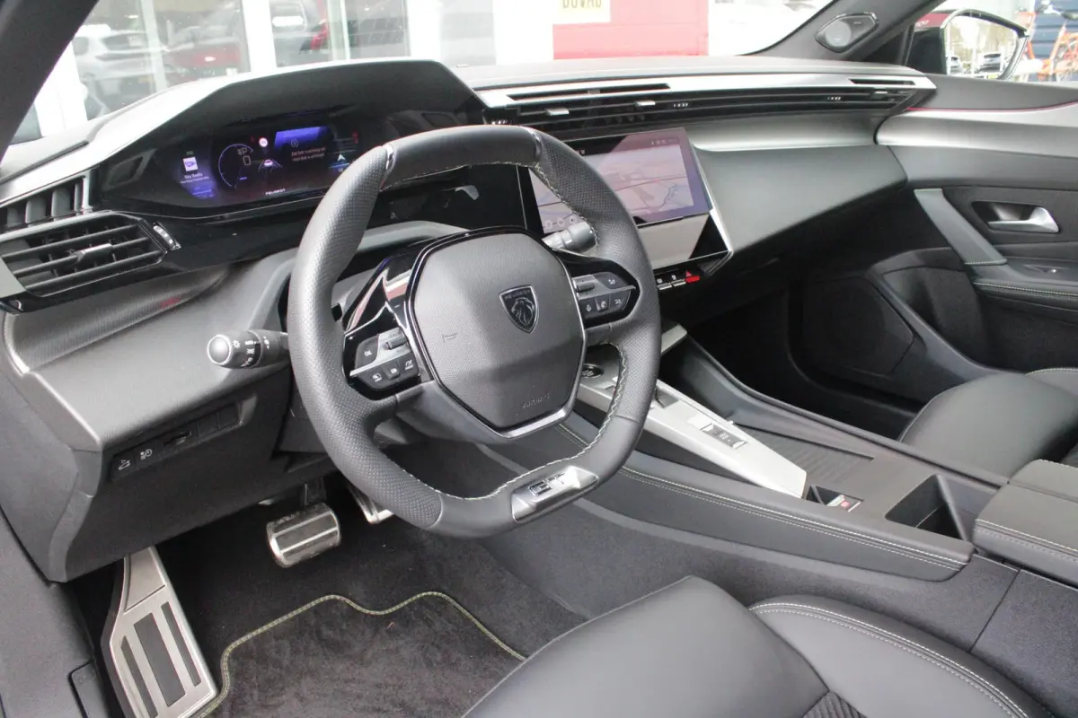GT 58 kWh | PANORAMISCH SCHUIF/KANTEL DAK | ELEKTRISCH BEDIENBARE VOORSTOELEN | STOEL/STUUR VERWARMING | MASSAGE FUNCTIE OP DE VOORSTOELEN | FOCAL AUDIO SYSTEEM | ALCANTARA/LEDEREN BEKLEDING