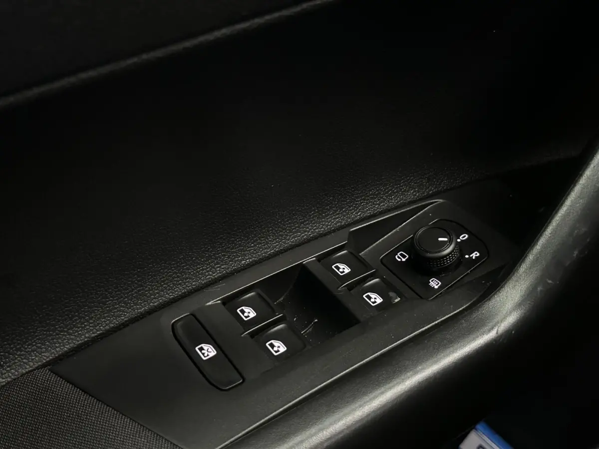 1.0 TSI R-Line Virtual Camera Keyless Navi Dealer
