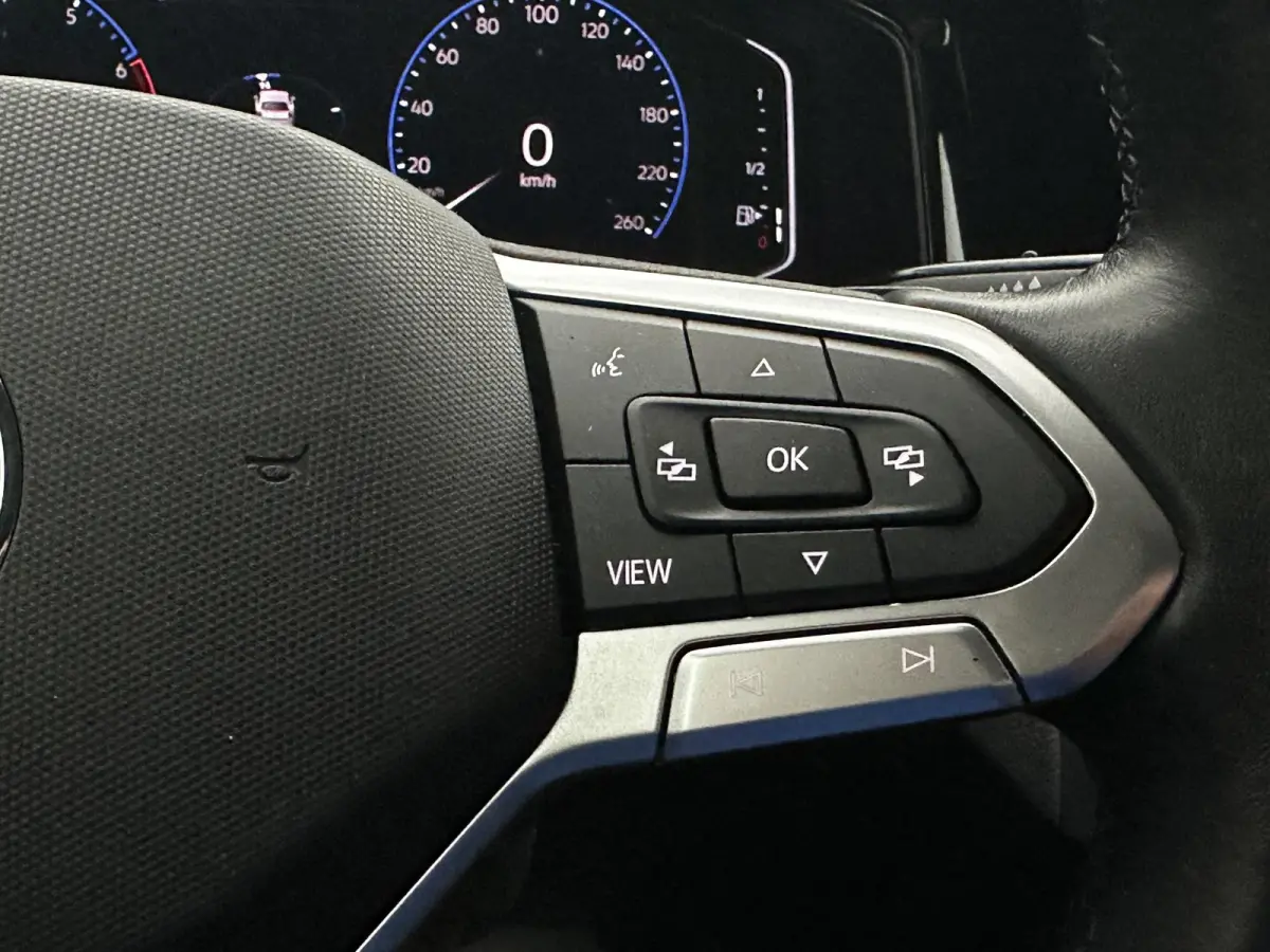 1.0 TSI R-Line Virtual Camera Keyless Navi Dealer