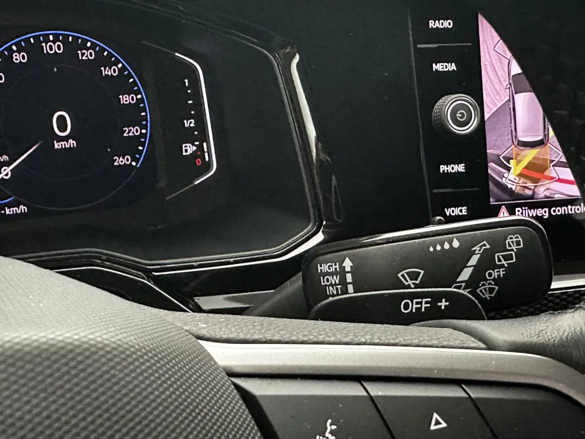 1.0 TSI R-Line Virtual Camera Keyless Navi Dealer