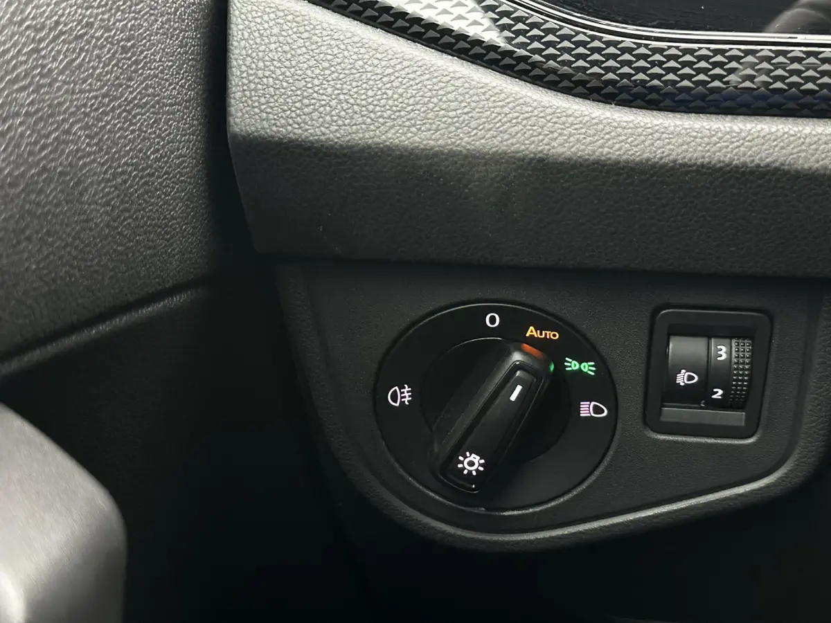 1.0 TSI R-Line Virtual Camera Keyless Navi Dealer