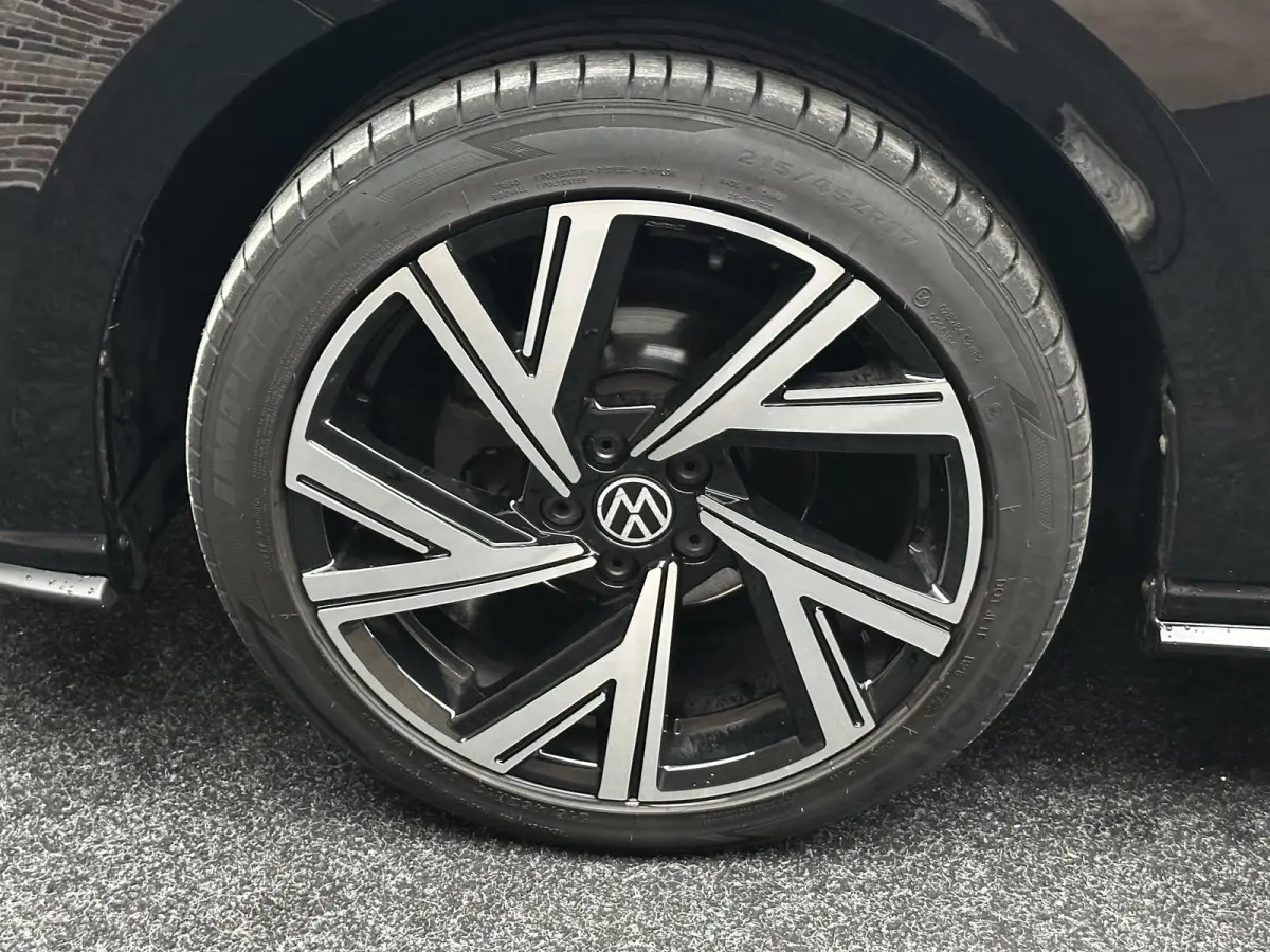 1.0 TSI R-Line Virtual Camera Keyless Navi Dealer