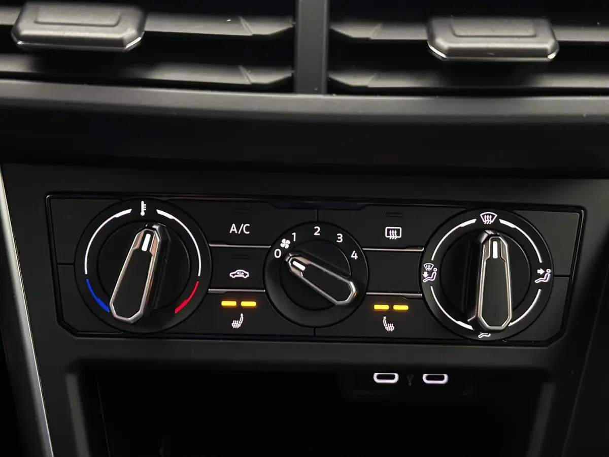 1.0 TSI R-Line Virtual Camera Keyless Navi Dealer